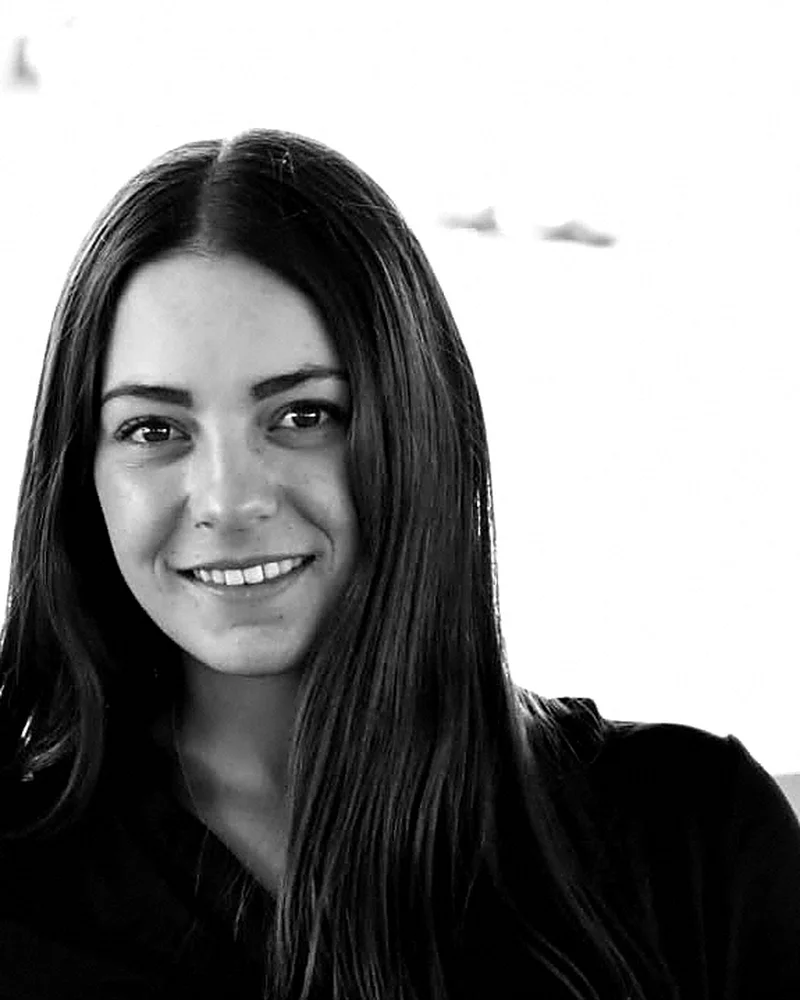 Constanza Duarte, fundadora de Casa Aurea — retrato editorial en blanco y negro en un fino marco dorado.